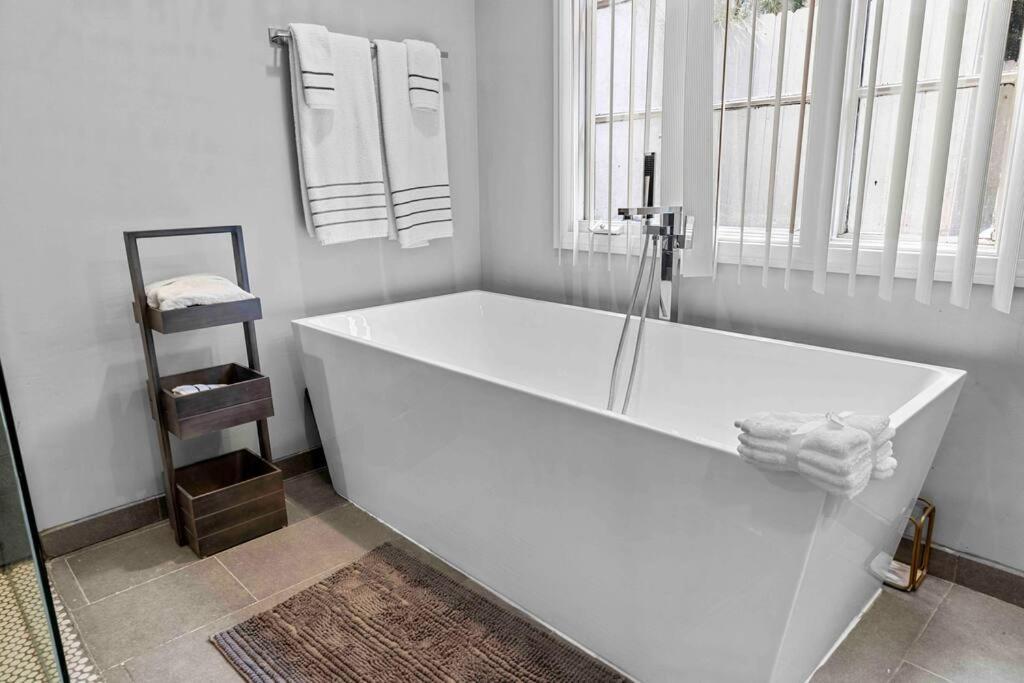 Stunning Mediterranean Mansion In Laurel Canyon Los Angeles Eksteriør billede