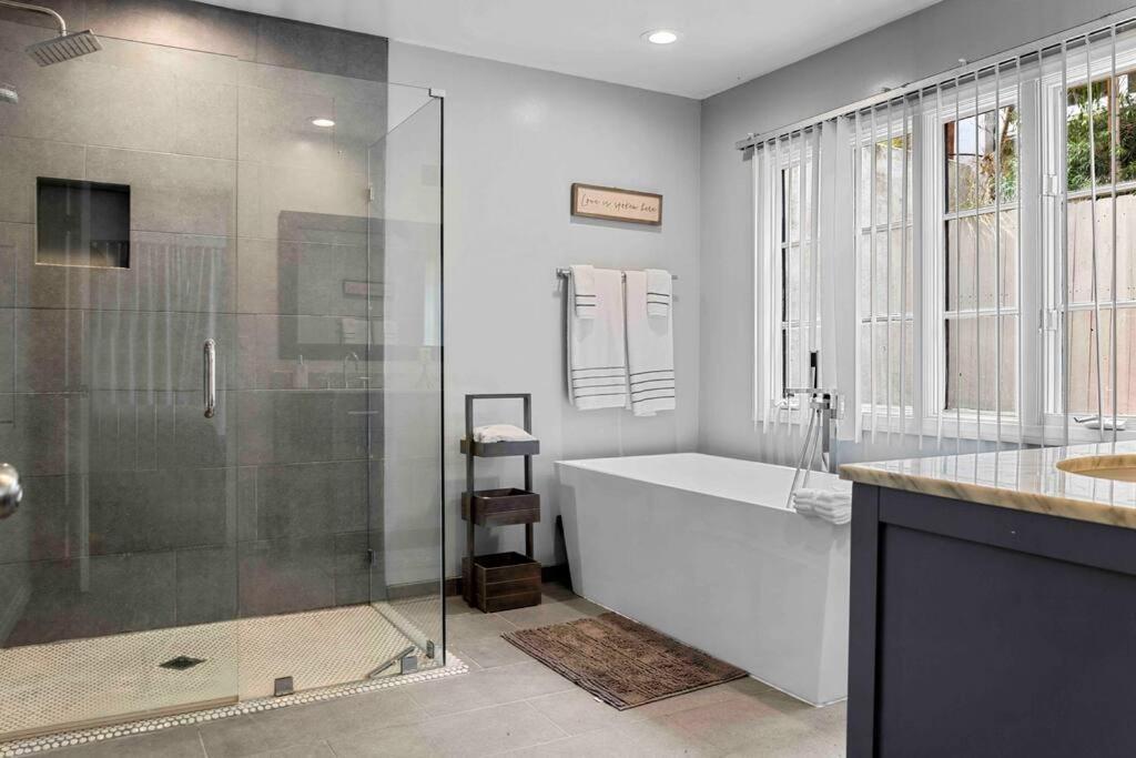 Stunning Mediterranean Mansion In Laurel Canyon Los Angeles Eksteriør billede