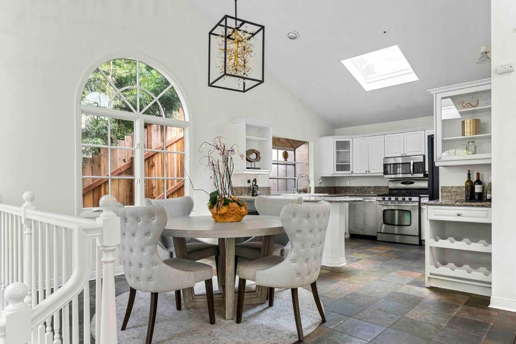 Stunning Mediterranean Mansion In Laurel Canyon Los Angeles Eksteriør billede